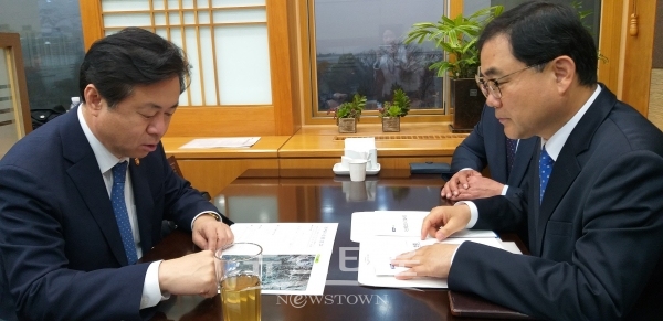 허성무 창원시장이 김영춘 해양수산부 장관을 만나고 있다.[창원시 사진제공