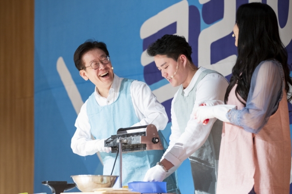 쿠킹시연 중인 이재명 경기도지사.