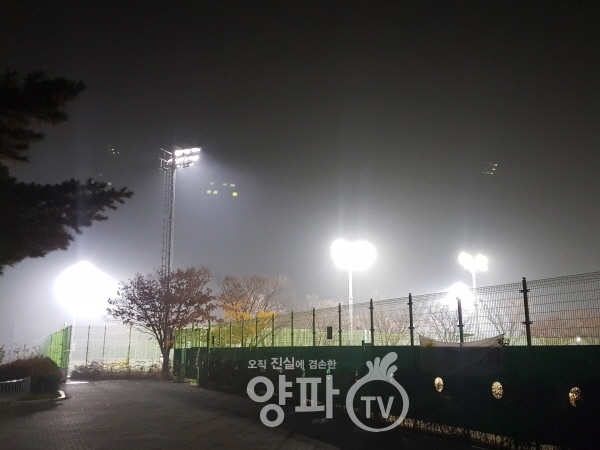 ▲건축물정보처리시스템(세움터)에 누락된 달서구 소재 성서체육공원 축구장 테니스장 조명탑 1년에 한번 진행하는 안전점검도 못 받은 상태로 무모하게 이용하고 있는 실정.