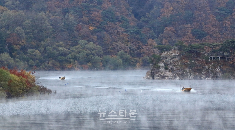 물안개 피는 인제 소양강의 새벽