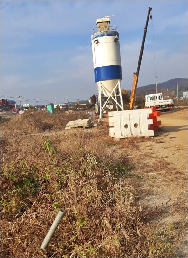 종중땅을 무단점유해 그곳에 식재된 유실수를 없애고 건축하는 데 사용하고 있다(말뚝 박은 우측 땅이 종중 땅이다)