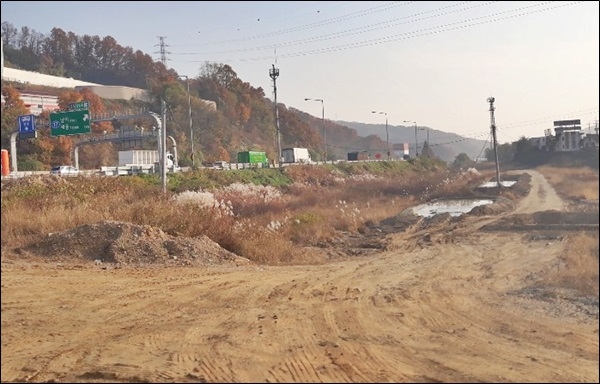 한국수자원공사의 땅에 건축페기물(오니)을 무단 야적하는 현장을 멀리서 찍었다.