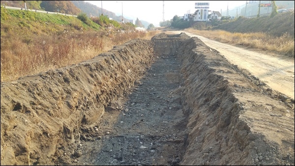 이렇게 땅을 파고 오니를 야적한 현장(야적시 비닐도 안 깔았다)