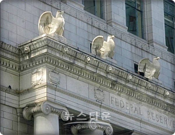 FRB는 내년부터 연 8회 연방공개시장위원회(FOMC)의 모든 회의 후 기자회견을 여는 제도 변경을 실시할 방침이다. 그동안 금리인상 판단이 연 4회 회견 때에만 상정되었으나 8회로 늘려  공개설명을 할 경우, 보다 유연한 인상이 가능해질 것으로 보인다.