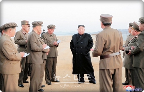 조선중앙방송은 그러나 첨단전술무기의 구체적인 사항이나 시험지도 일시는 밝히지 않았다. 김정은 위원장의 무기 실험은 지난 2017년 11월 말쯤 대륙간탄도미사일(ICBM) 시험 발사 이후 이번이 처음으로, 정체되고 있는 북-미 대화를 유리하게 이끌어 보려는 의도로 보인다.