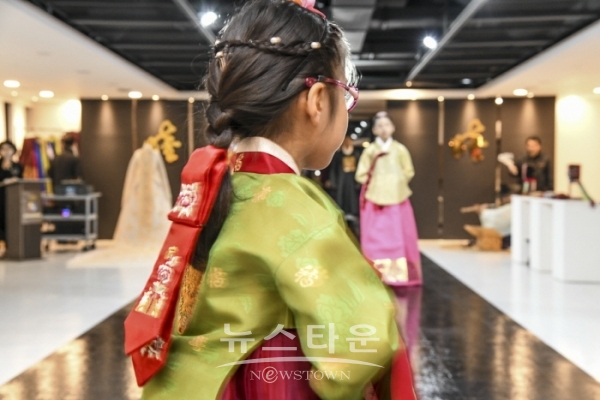 강태경 실로그리다 “한국전통자수와 조선왕조의상”展(김한정 기자)