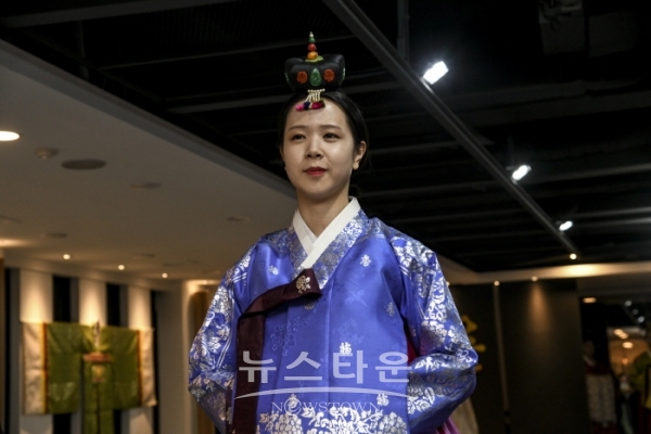 강태경 실로그리다 “한국전통자수와 조선왕조의상”展(김한정 기자)