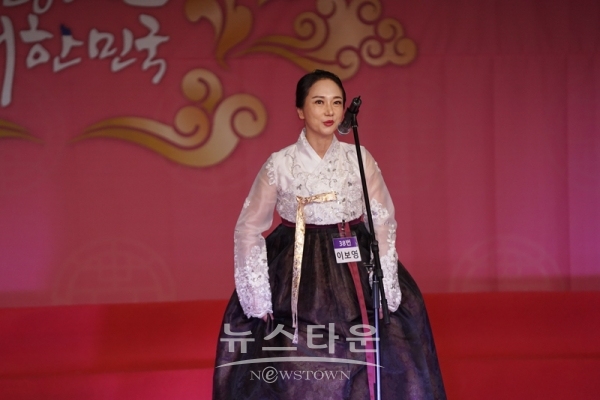 참가자들이 한복모델선발대회에 참가하게 된 계기와 함께 자기소개를 하고 있다.
