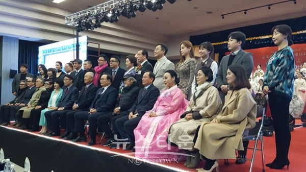제11회 사랑해요대한민국 한복모델선발대회 심사위원이 소개되고 있다.