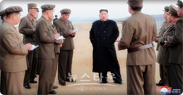 김정은 북한 조선노동당위원장도 시험 현장에 배석, 해상을 이동하는 목표를 겨냥, 지상에서 발사한 미사일이 명중시키는 시뮬레이션을 실시했다. 조선중앙통신은 구체적으로 무기에 대해 밝히지는 않은 채 영토에 대한 철벽 방어를 위한 군 전투력을 현저히 강화할 것이라고 설명했다.