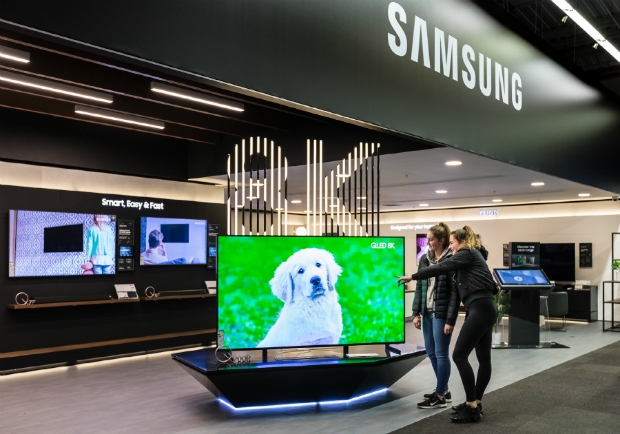 삼성전자가 최근 영국 주요 전자제품 유통인 '커리스(Currys)'와 함께 영국 최대 규모 중 하나인 뉴몰든 매장에 프리미엄 TV 체험존을 마련했다. 매장에 방문한 고객들이 85인치 'QLED 8K'를 감상하고 있다.