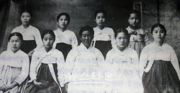 광주 수피아여고 재학 시절 강화선 선생(뒷줄 왼쪽 첫째)