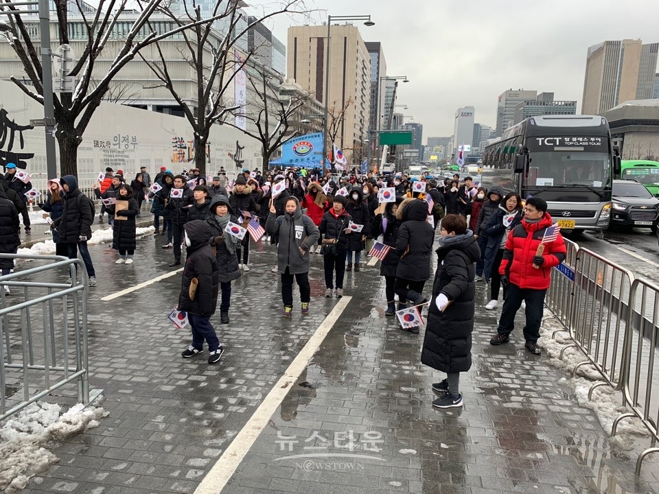 24일 토요일 광화문에서 백두칭송위원회 13개단체 친북좌파 체포결의가 진행되고 있다