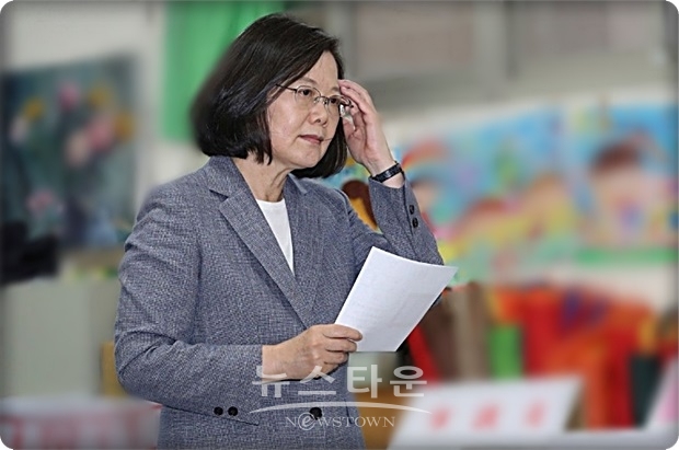 차이잉원 타이완 총통(위 사진)의 진보적인 정책이라는 ‘탈원전’ 정책도 원점으로 돌아가야 하는 처지에 몰리게 됐다.. 이 같이 아시아 최초의 동성결혼의 합법화, 원자력발전소 가동 중단 등 차이잉원 총통이 추진해온 정책들이 제동이 걸리게 됐다.