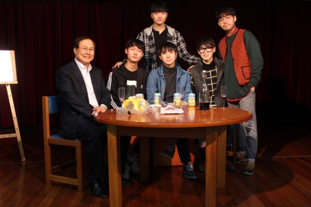앞줄 왼쪽부터 안산청소년꿈키움센터 윤용범 소장, 배우 정인준, 우한솔, 한영배, 이재원, 양승웅