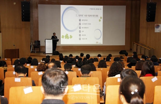 남궁영 충남도 행정부지사가 11월 27일 도 공무원교육원 대강당에서 제11기 신규임용과정과 제22기 정예공무원 양성과정 연수생 등 300여명을 대상으로 특강을 가졌다.