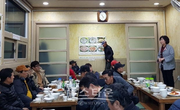 아산시의회가 지난 11월 28일 저녁, 아산시의 청결을 책임지고 있는 환경미화원들의 노고를 격려하고 현장의 목소리를 듣기 위해 만찬 간담회 시간을 마련했다.