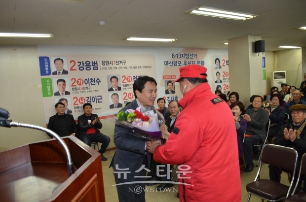 김 진태의원에게 ‘희망의 꽃다발’을 전달하고 있다.