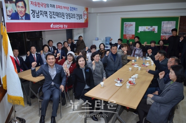 밀양 (의령. 함안. 창녕) 당협사무실 방문에서는 지역핵심 당직자들 비롯. 기초의원들과 함께