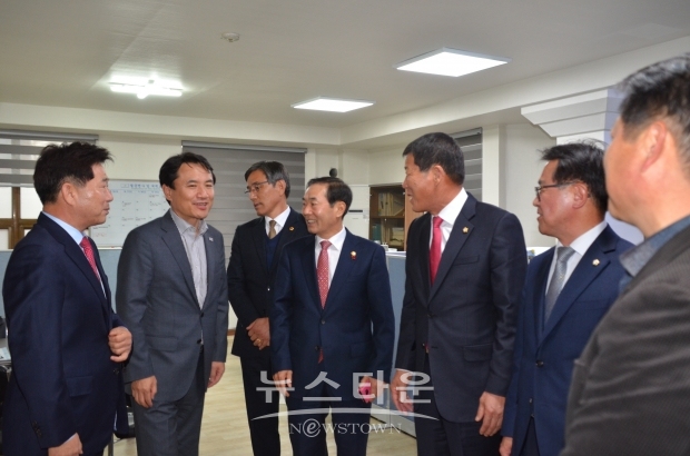 밀양 (의령. 함안. 창녕) 당협사무실 방문에서는 지역핵심 당직자들 비롯. 기초의원들과 함께