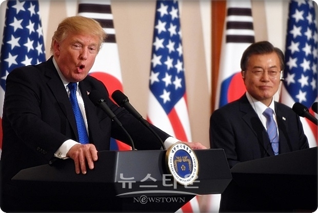일부에선 ‘홀대회담’아니냐는 해석과 함께 트럼프 대통령의 관심이 북한 문제에서 그만큼 관심이 줄어든 것을 의미하는 것이라는 해석까지 나오고 있다. 그러나 청와대는 그러한 해석은 타당치 않다고 반박했다.