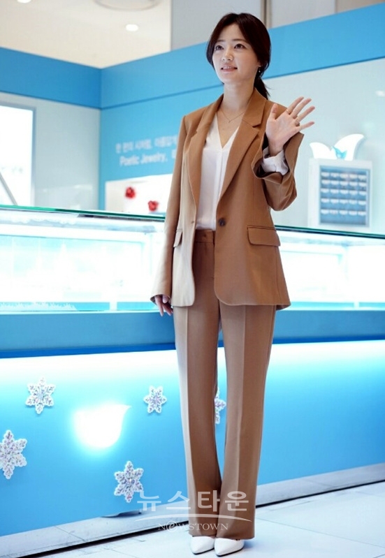 송하윤이 티르리르 주얼리 스타일링에 참석해 포즈를 취하고 있다.