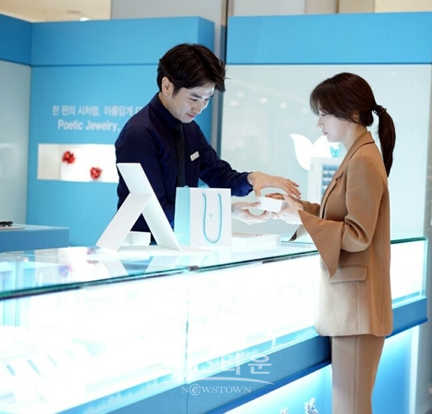 송하윤이 주얼리 브랜드 티르리르의 모델로 주얼리 스타일링을 선보이고 있다.