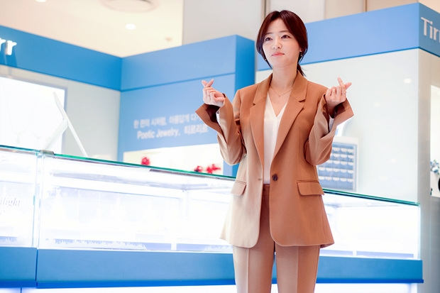 송하윤이 주얼리 브랜드 티르리르의 모델로 주얼리 스타일링을 선보이고 있다.
