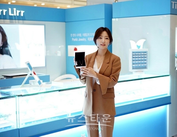 송하윤이 주얼리 스타일링을 선보이며 포즈를 취하고 있다.