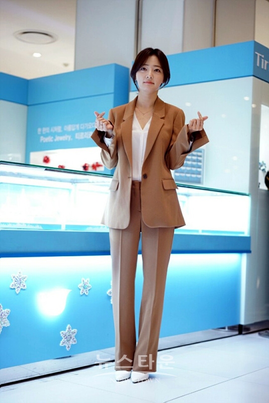 송하윤이 하트 포즈를 취하고 있다.