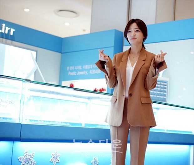 송하윤이 하트 포즈를 취하고 있다.