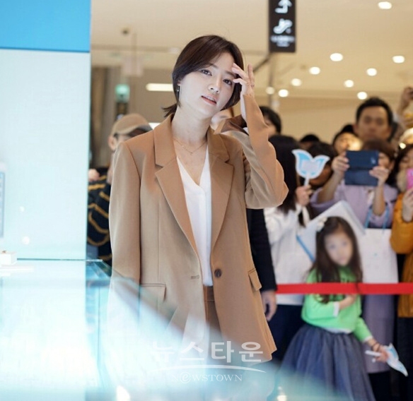 주얼리 모델로 활동 중인 송하윤이 다양한 주얼리 스타일링을 선보이고 있다.