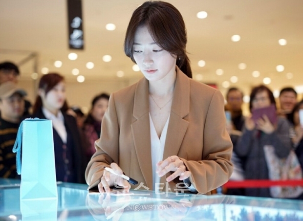 주얼리모델로 활동 중인 배우 송하윤이 휴일 오후 롯데백화점 평촌점을 찾아 주얼리 스타일링을 선보이며 방문객들의 눈을 즐겁게 하고 있다.
