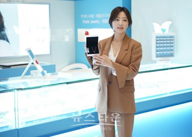주얼리모델로 활동 중인 배우 송하윤이 휴일 오후 롯데백화점 평촌점을 찾아 주얼리 스타일링을 선보이며 방문객들의 눈을 즐겁게 하고 있다.
