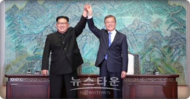 북한은 11월 중순 극비리에 방북한 문재인 대통령의 남북관계 브레인에게 현재처럼 미국이 조선(북한)을 계속 압박하는 한 김정은이 서울을 찾기가 쉽지 않다고 전한 것으로 알려졌다.