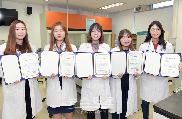 이번 학회 전체 7명의 수상자 중에서 5명이 실험실에서 모였다. 사진) 왼쪽부터 류아름, 김윤선, 도현아, 정예은, 허가희 씨)