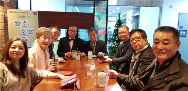 웃으면복이와요 코미디학교 CBS회의 –왼쪽부터 김혜정, 배연정, 배일집, 라동근,유수열, 김용신, 김재화, 백성기