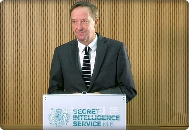 M16의 알렉스 영거(Alex Younger CMG)부장은  세인트 앤드류스대학(St Andrews University)에서 행한 강연에서 “우리 동료들이 하고 있는 것처럼 중국 정부와 밀접한 관계에 있는 화웨이의 차세대 고속통신체계에 의존하게 되면, 정보망을 위태롭게 할 위험이 있다”고 경고