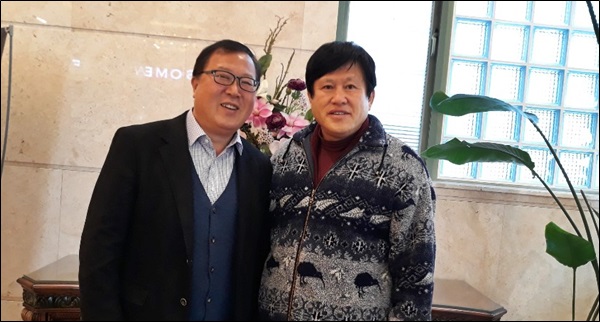 정영진 재(在)일본대한민국민단 구마모토(態本)현 지방본부 의장(좌)과 오노균 시민인권연맹 총재(우)
