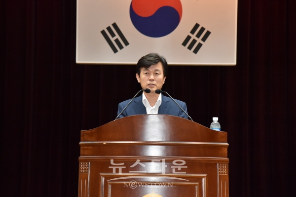 9월 1일 시청 직원들을 대상으로 청렴 교육을 하고 있는 조규일 진주시장