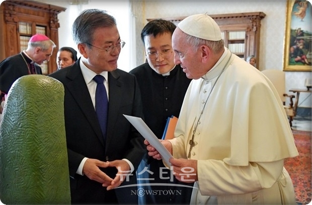 VOA의 이날 보도에 따르면, 프란치스코 교황의 내년도 해외순방 일정이 꽉 차 있으며, 모두 북한 보다 방문이 쉬운 나라들이라고 밝혔다.