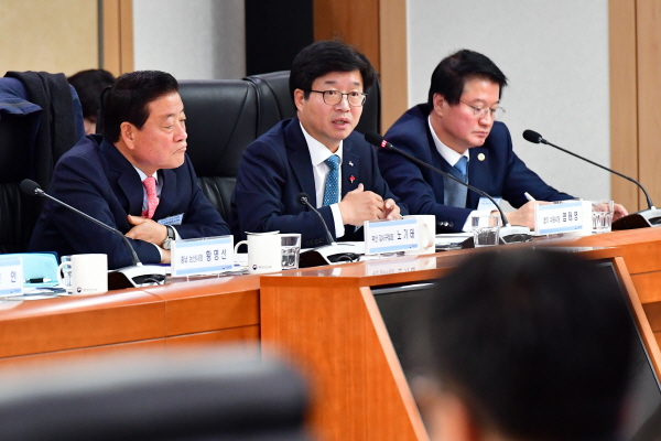 염태영 수원시장이 자치분권 간담회 참석하여 “기초자자체 재정자립도 개선을 위한 세심한 설계 필요”를 강조하고 있다.