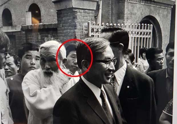 ▲ 함석헌(왼쪽에서 두 번째 흰 옷을 입은 이), 장준하(맨 앞 안경 쓴 이) 선생 사이로 김사복씨의 모습이 보인다. 1974년 1월 개헌청원 백만인 서명운동 선서를 한 뒤 재판을 받게 된 장준하 선생을 모시고 김사복씨가 서대문 형무소 재판장에 간 날이다. (사진제공=김승필씨)