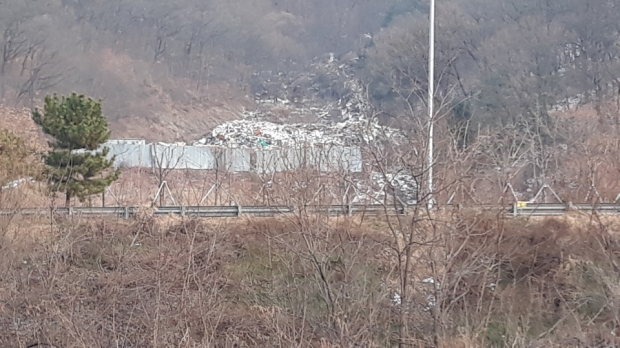 석실리 쓰레기 산