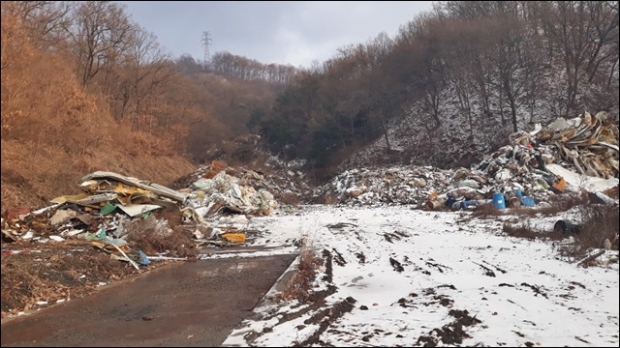​석실리 쓰레기 산​