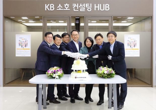 왼쪽부터  KB국민은행 문진기 중소기업고객부 창업전문위원, 박성덕 중소기업고객부 창업전문위원, 정무진 중소기업고객부 공인회계사, 김남일 중소기업고객그룹 대표, 한미애 여의도영업부장, 박중홍 기술금융부 변리사, 곽종규 WM투자자문부 변호사