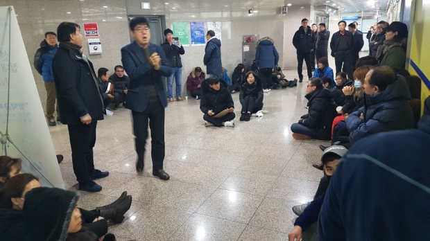 화성서부지역유흥업주들이 세무서바닥이 않아 항의표시를 하고 있다.