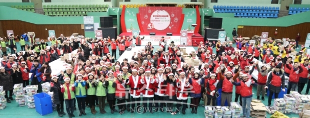 17일, 황윤철 은행장과  시민봉사자 250명 등 400여명이 참가, ‘구호물품 나눔 대축제’ 사진