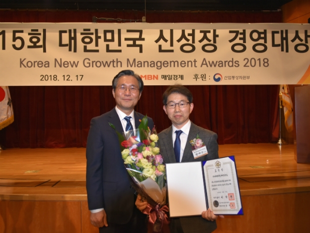 테라젠이텍스 국무총리상 수상 (우 황태순 대표, 좌 성윤모 장관)