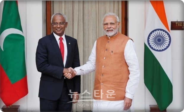 ‘이브라힘 모하메드 솔리(Mohamed Ibrahim Solih)’ 인도양의 섬나라 몰디브 신임 대통령(위 사진 왼쪽)이 인도를 방문 나렌드라 모디 인도 총리를 만나 양국 간 긴밀한 우호적인 관계를 유지하기로 했다. 인도양에서 일진일퇴하는 인도는 최근들어 중국을 강하게 견제할 우군을 만나고 있다.